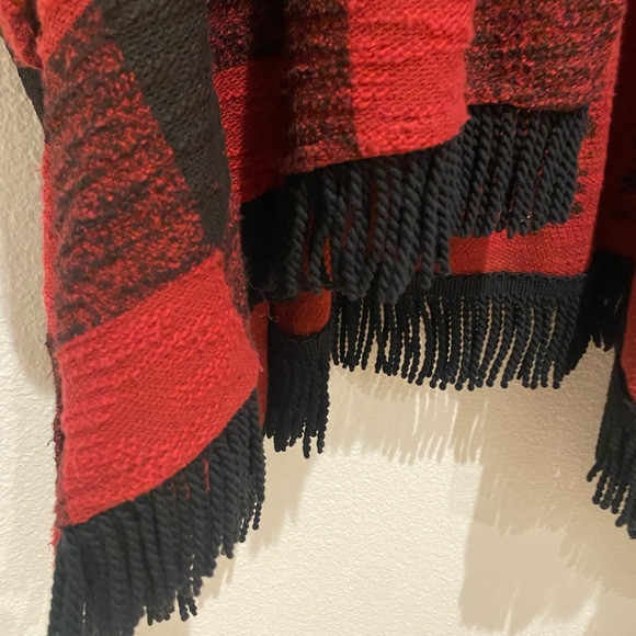 Women’s red and black Buffalo plaid shawl size s/m - Picture 3 of 8